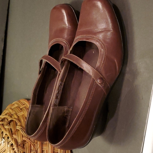 Clark’s collection Brown loafers with heel and straps. Size 9W - Picture 5 of 8